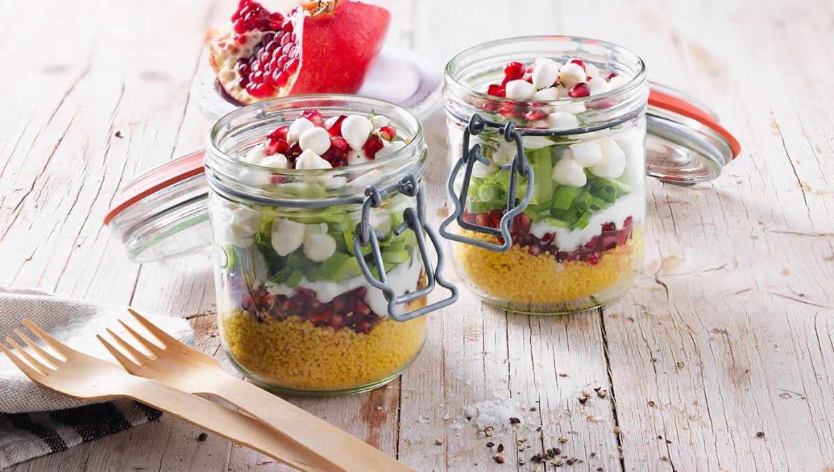 Mozzarella mit Granatapfel und Couscous im Glas | Emmi Gruppe