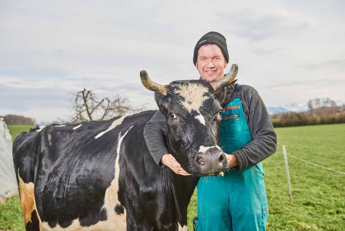 Flurhof, Urban Keusch, Boswil_Portrait mit Kuh