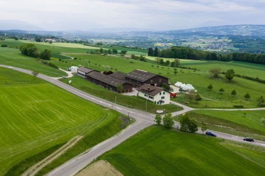 Sa-delhof_Bu-hlmann_Berikon_Drohne