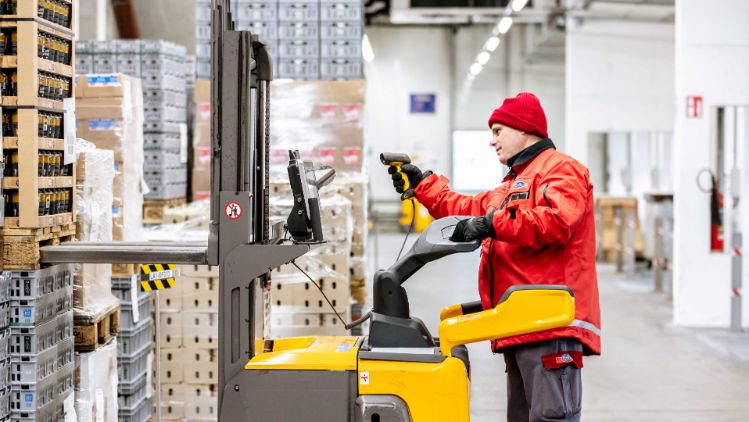 emmi-logistik-man-at-work-stage-jobs