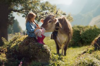 ch-emmi-luzerner-rahmkaese-keyvisual-2020-maedchen-mit-floete-teaserM