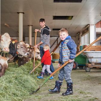 Bleichi_Andreas Krieg, Niederurnen_Stall mit Kind2