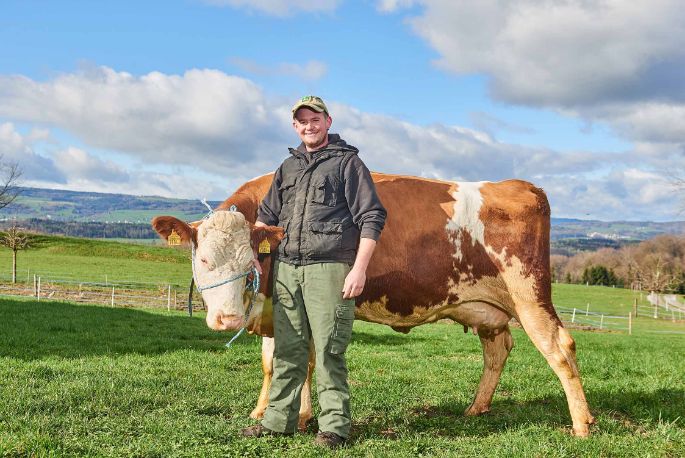 Sädelhof, Thomas und Jan Bühlmann-Scheidegger, Berikon_Ganzkörper mit Kuh
