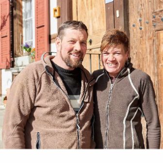 Springs-Bio-Farm-Andreas-Spring-Limpach_Portrait-mit-Frau_Intro